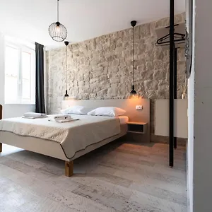 3* Pensión L&B City Center Studios Apartments